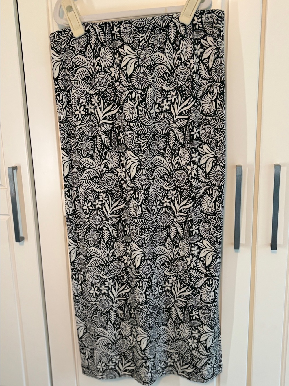 Amour Vert Bl & Wh Floral Midi Skirt small tropical vacay boho heritage fall